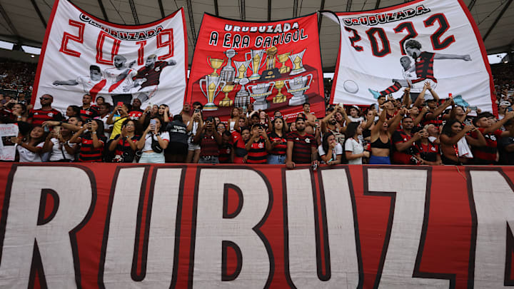 Torcida rubro-negra 'cobrou' clube inglês Torcida rubro-negra 'cobrou' clube inglês