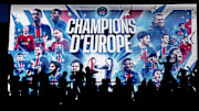 Les fans parisiens fêtent le sacre du PSG en Ligue des Champions.