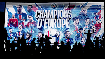 Les fans parisiens fêtent le sacre du PSG en Ligue des Champions.
