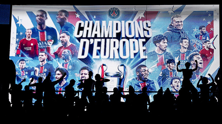 Les fans parisiens fêtent le sacre du PSG en Ligue des Champions. Les fans parisiens fêtent le sacre du PSG en Ligue des Champions.