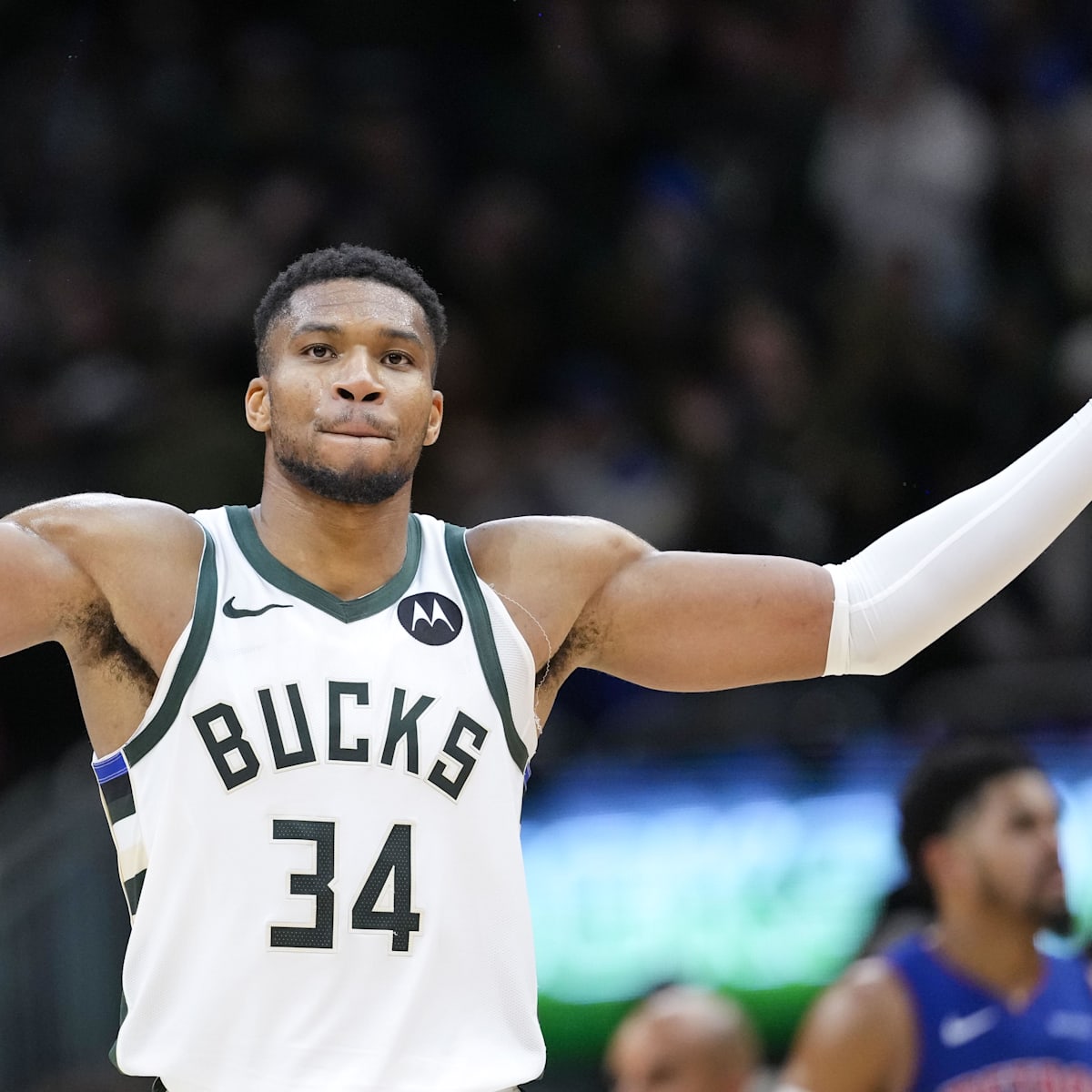 GIANNIS ANTETOKOUANMPO GAME USED JERSEY CARD + SILVER PRIZM