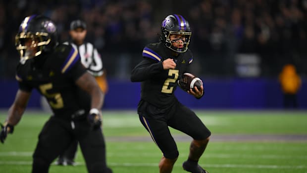 Washington Huskies quarterback Demond Williams Jr. (2) carries the ball against the UCLA Bruins during the second half
