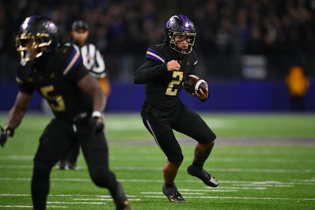 Washington Huskies quarterback Demond Williams Jr. (2) carries the ball against the UCLA Bruins.