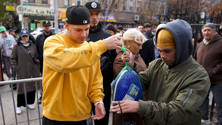 Edgar Berlanga volvió a su localidad en Brooklyn para regalar a los vecinos con los que creció antes de ser boxeador.