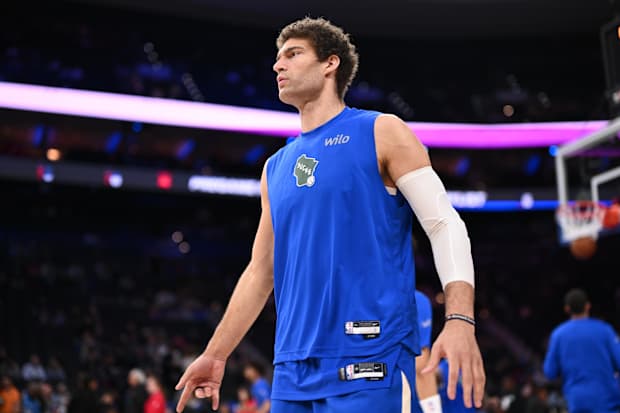 Milwaukee Bucks center Brook Lopez (11)