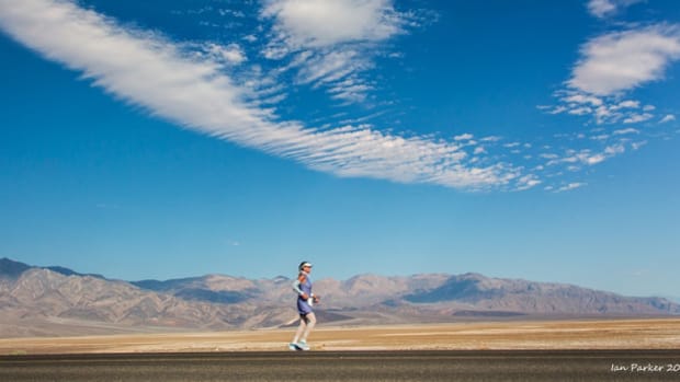 A runner in the desert running the Badwater 135