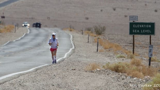 A runner in the desert at Badwater 135