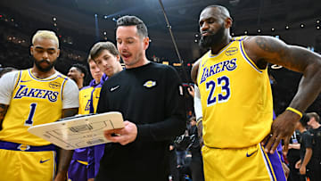 LeBron James junto a sus compañeros de Los Angeles Lakers, y JJ Redick, el entrenador 