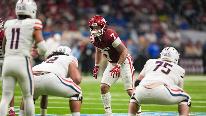 Dec 28, 2023; San Antonio, TX, USA;  Oklahoma Sooners linebacker Jaren Kanak (7) looks into the backfield during the first half against the Arizona Wildcats at Alamodome. Mandatory Credit: Daniel Dunn-Imagn Images