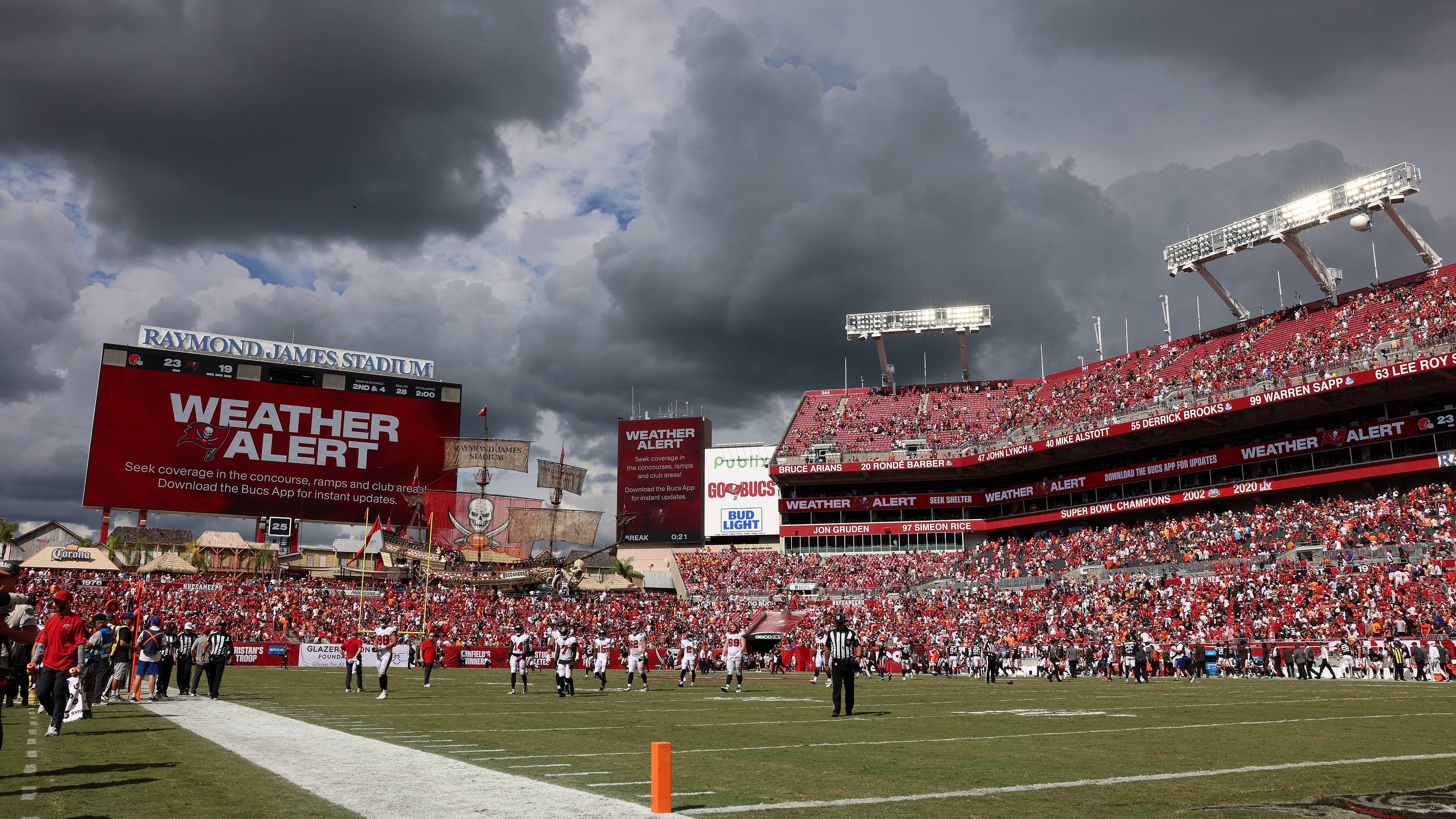 Weather delay: Browns, Bucs halted at two-minute warning due to lightning