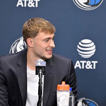Jun 27, 2025; Dallas, TX, USA; Dallas Mavericks first overall pick Cooper Flagg (left) smiles with head coach Jason Kidd (right) at a press conference at the Dallas Mavericks Practice Facility. Mandatory Credit: Jerome Miron-Imagn Images