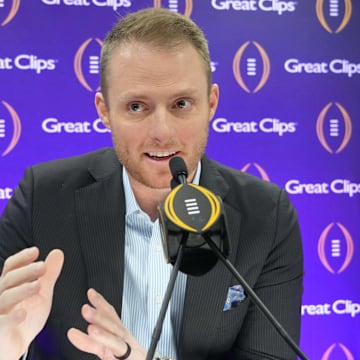 ESPN college football analyst Greg McElroy breaks down and picks the winner of the Week 11 rivalry game between Navy and Notre Dame.