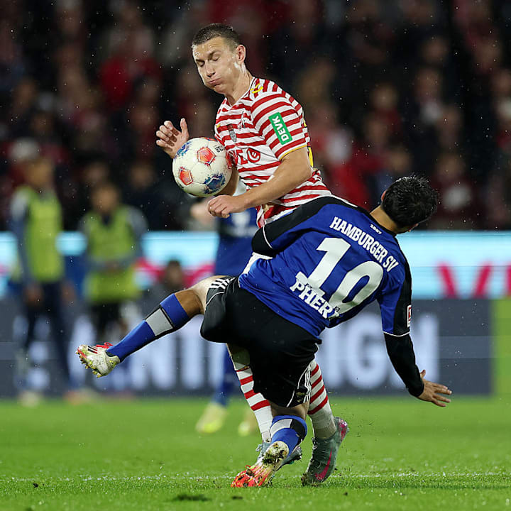 Immanuel Pherai erhielt für das Einsteigen gegen Kölns Lund die Gelb-Rote Karte.