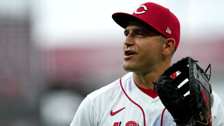 Cincinnati Reds first baseman Joey Votto (19) smiles as he jogs back to the dugout in the first