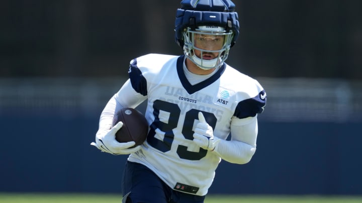 Oxnard, CA, USA; Dallas Cowboys tight end Peyton Hendershot (89) wears a Guardian helmet cap during training camp at the River Ridge Fields. 