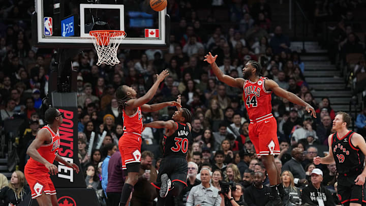 Ngày 31 tháng 1 năm 2025; Toronto, Ontario, CAN: Hậu vệ Ochai Agbaji (30) của Toronto Raptors lái bóng vào rổ khi tiền đạo Patrick Williams (44) của Chicago Bulls cố gắng chặn bóng trong hiệp thứ tư tại Scotiabank Arena. Tín dụng bắt buộc: Nick Turchiaro-Imagn Images