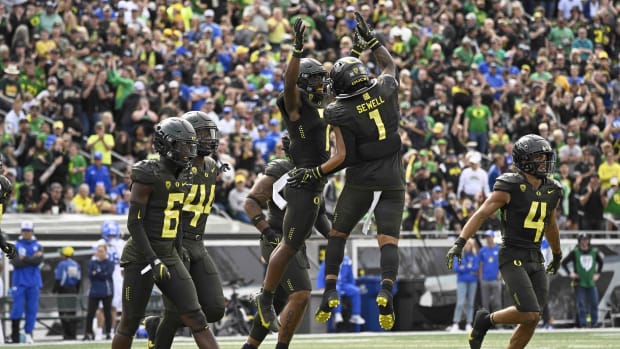 Sep 17, 2022; Eugene, Oregon, USA; Oregon Ducks defensive back Steve Stephens IV (7)  and linebacker Noah Sewell (1)