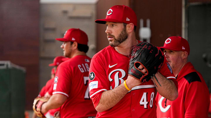 Cincinnati Reds pitcher Alex Young (48) throws