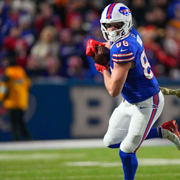 Buffalo Bills tight end Dawson Knox makes a catch against the Kansas City Chiefs during the second half at Highmark Stadium.