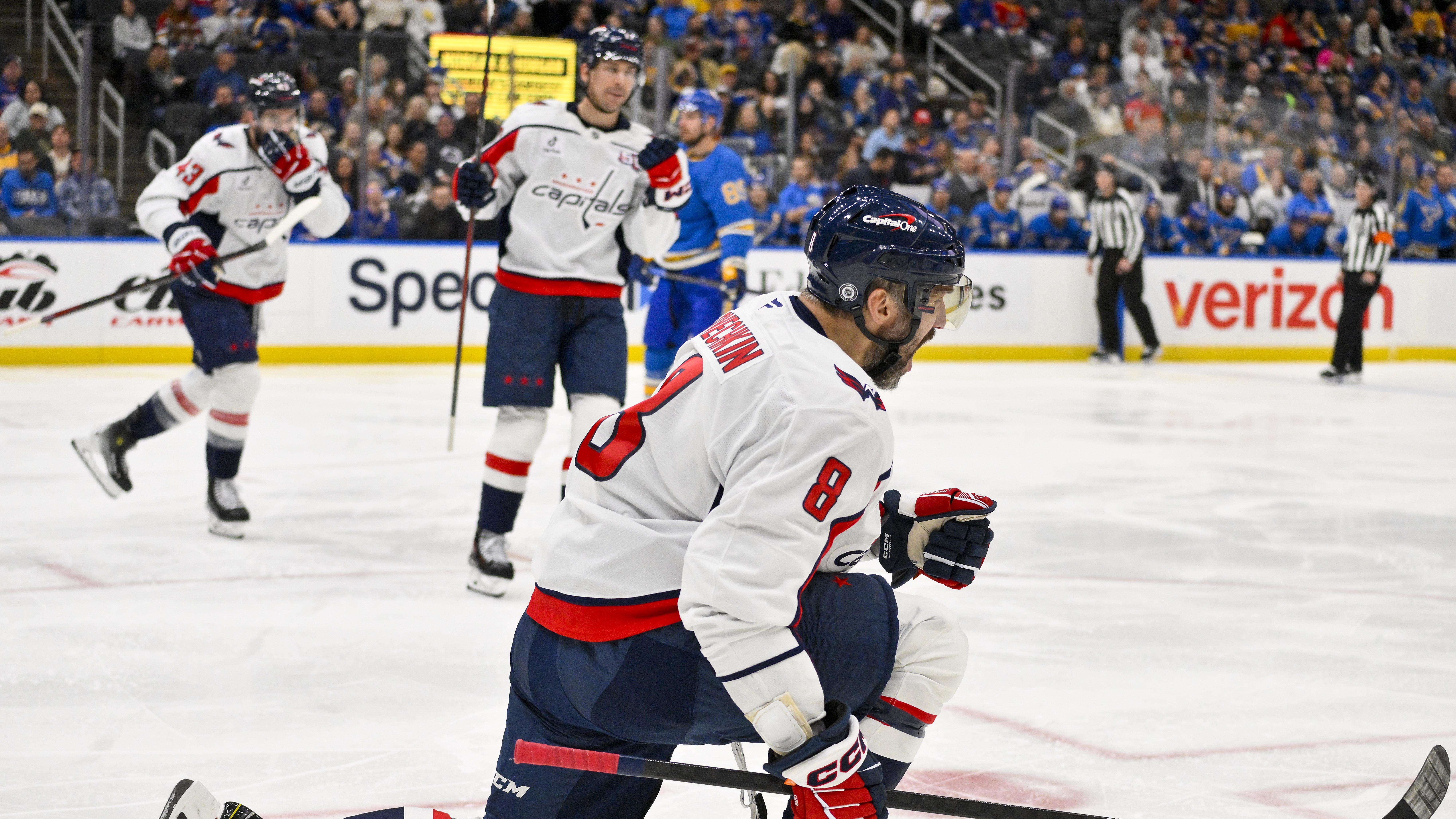 亞歷克斯·奧維奇金 (Alex Ovechkin) 在聖路易斯梅開二度，將他的進球總數增至 863 個