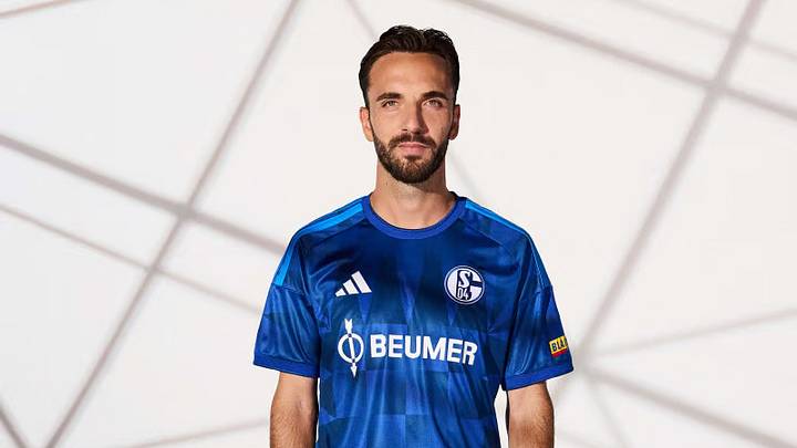 Kenan Karaman im neuen S04-Heimtrikot Kenan Karaman im neuen S04-Heimtrikot