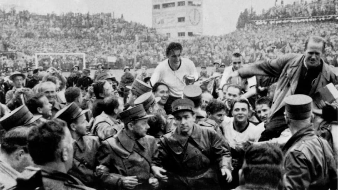 Fritz Walter es alzado por la multitud tras la final del Mundial de 1954 en Berna