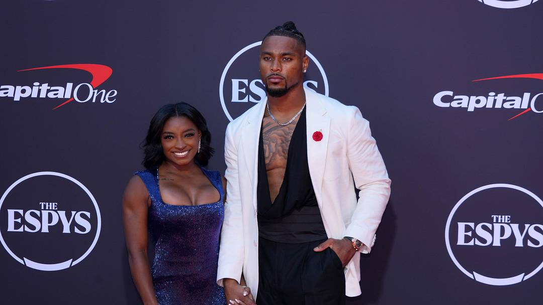 Simone Biles (left) and Jonathan Owens pose on the ESPYs red carpet at the Dolby Theatre. Simone Biles (left) and Jonathan Owens pose on the ESPYs red carpet at the Dolby Theatre.