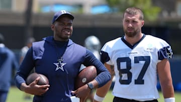 Jul 26, 2025; Oxnard, CA, USA; Dallas Cowboys tight ends coach Lunda Wells (left) and tight end Jake Ferguson (87) at training camp at the River Ridge Fields. Mandatory Credit: Kirby Lee-Imagn Images