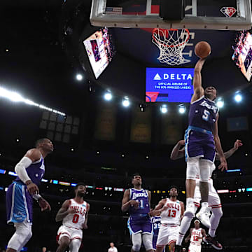 Los Angeles Lakers guard Talen Horton-Tucker (5) dunks the ball against the Chicago Bulls in the second half at Staples Center. 