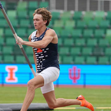 May 16, 2025; Eugene, OR, USA; Cody Johnston of Illinois wins the pole vault at 18-6 (5.64m) during the Big Ten Championships at Hayward Field. Mandatory Credit: Kirby Lee-Imagn Images