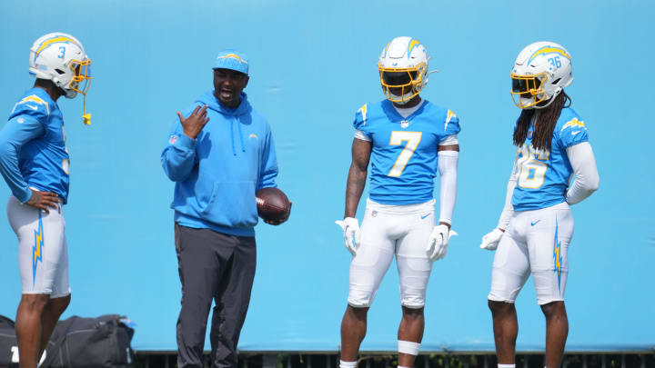 Jun 13, 2024; Costa Mesa, CA, USA; Los Angeles Chargers linebackers coach Navorro Bowman (second from left) talks with safety Derwin James Jr. (3), cornerback Kristian Fulton (7) and cornerback Ja'Sir Taylor (36) during minicamp at the Hoag Performance Center. Mandatory Credit: Kirby Lee-USA TODAY Sports