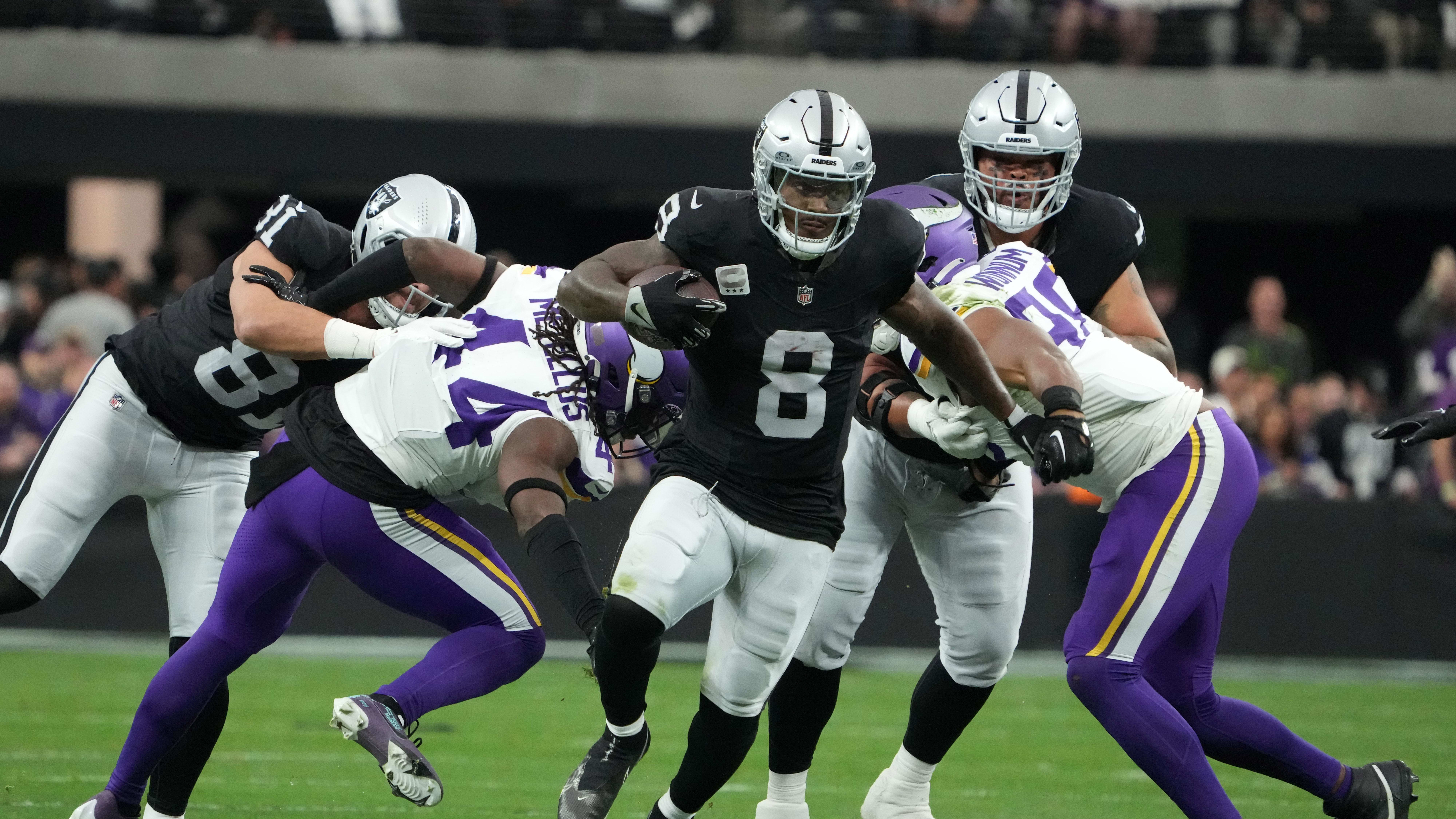 New Green Bay Packers running back Josh Jacobs runs against the Minnesota Vikings.