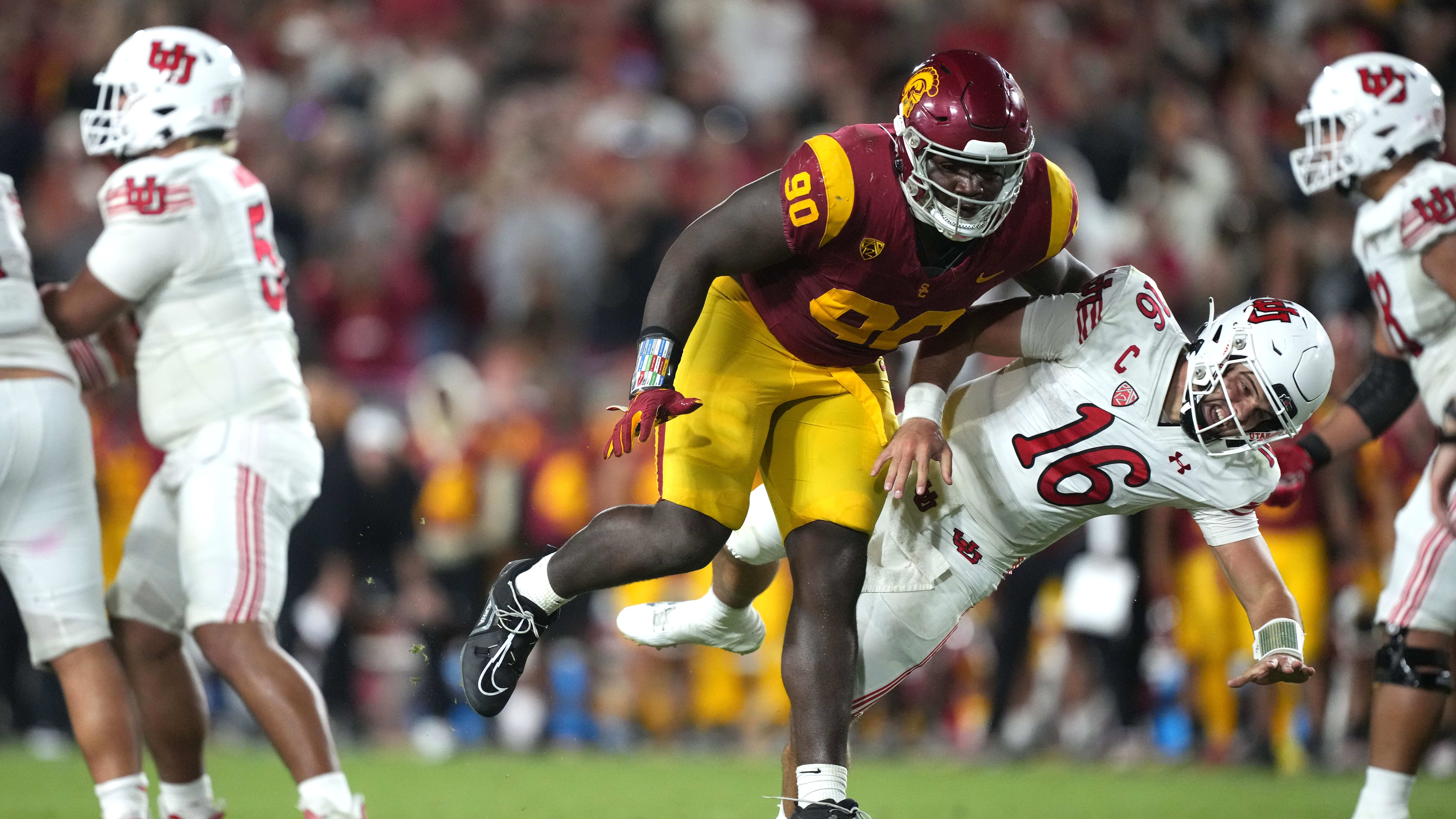 Oct 21, 2023; Los Angeles, California, USA; Southern California Trojans defensive lineman Bear