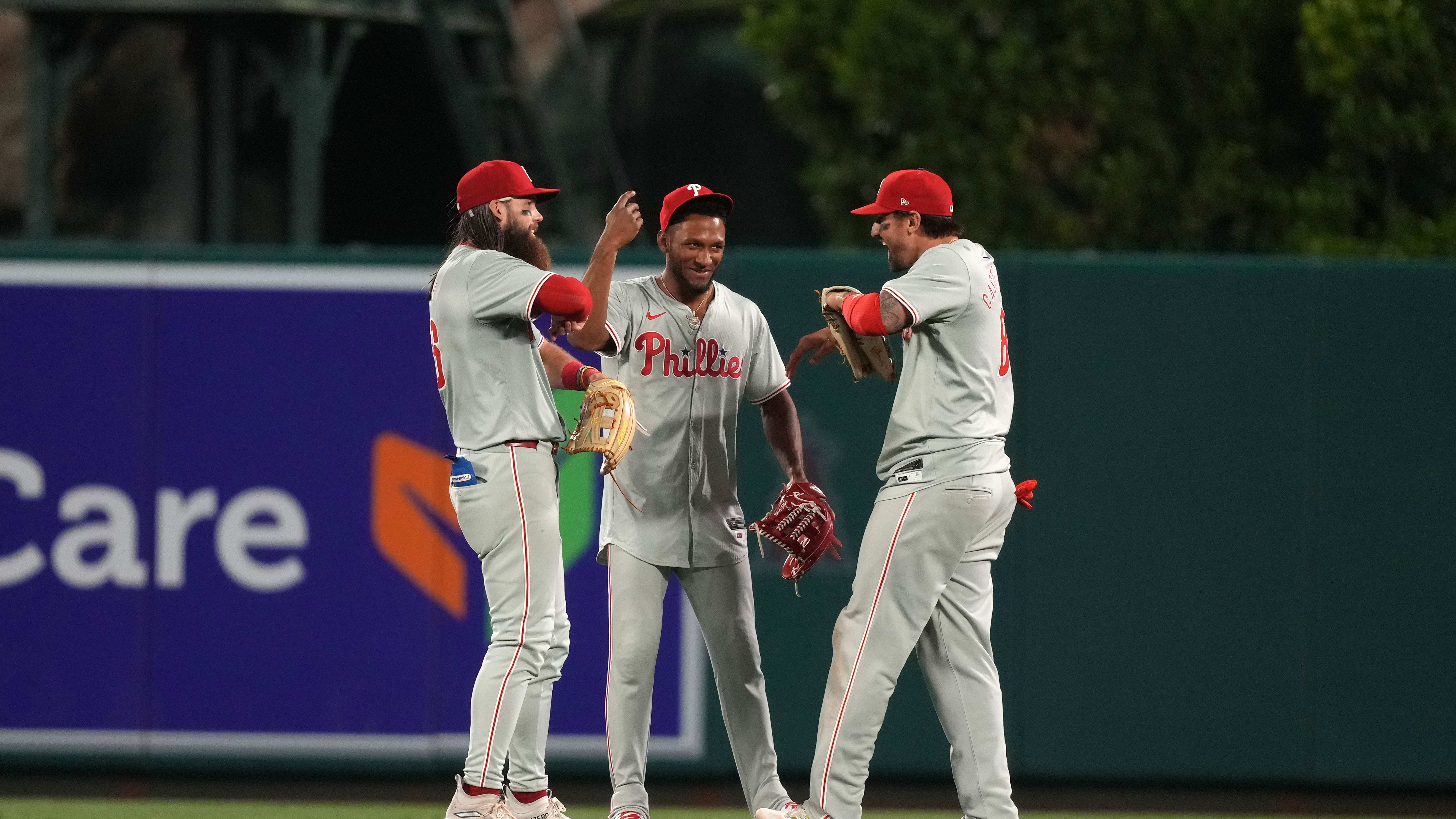 An earthquake interrupts the Angels-Phillies game at Angel Stadium