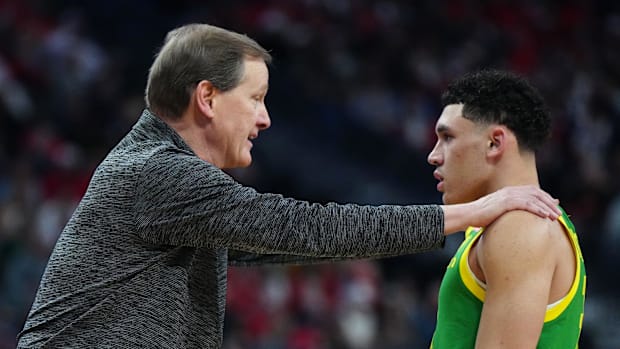 Mar 15, 2024; Las Vegas, NV, USA; Oregon Ducks head coach Dana Altman (left) talks with guard