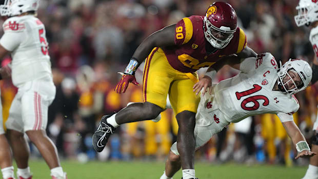 Oct 21, 2023; Los Angeles, California, USA; Southern California Trojans defensive lineman Bear Alexander (90) collides with U