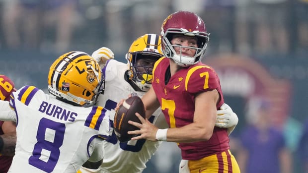  Southern California Trojans quarterback Miller Moss (7) is pressured by LSU Tigers safety Major 