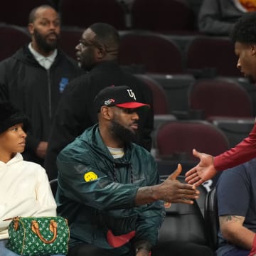 Jan 10, 2024; Los Angeles, California, USA; Southern California Trojans guard Bronny James (6) is greeted by father LeBron James during the game against the Washington State Cougars at Galen Center. Mandatory Credit: Kirby Lee-USA TODAY Sports