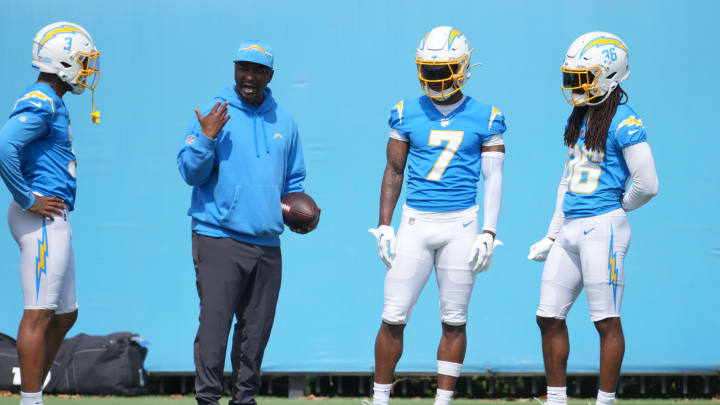 Jun 13, 2024; Costa Mesa, CA, USA; Los Angeles Chargers linebackers coach Navorro Bowman (second from left) talks with safety Derwin James Jr. (3), cornerback Kristian Fulton (7) and cornerback Ja'Sir Taylor (36) during minicamp at the Hoag Performance Center. Mandatory Credit: Kirby Lee-USA TODAY Sports