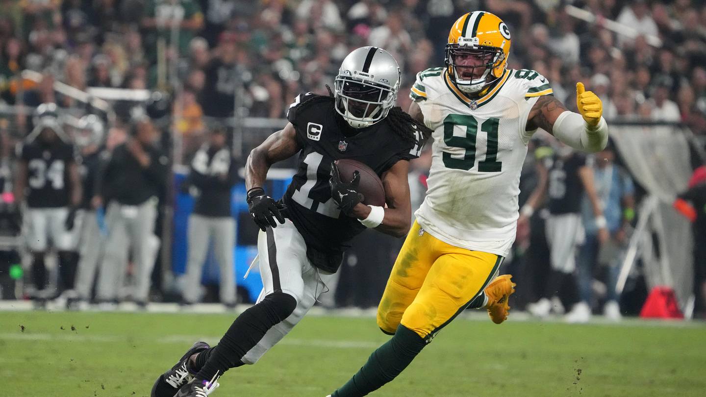 Raiders&rsquo; Davante Adams Gives His Input on NFL-NBA Conversation