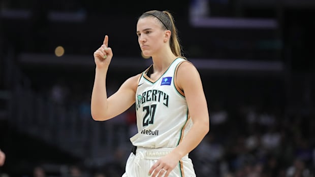  New York Liberty guard Sabrina Ionescu (20) gestures against the LA Sparks 