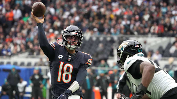 Chicago Bears quarterback Caleb Williams (18) throws the ball against Jacksonville Jaguars 