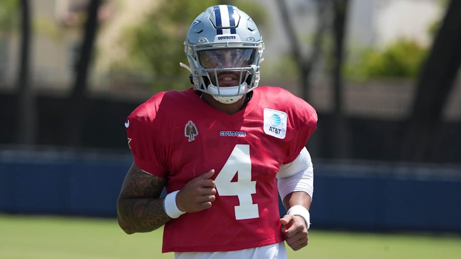 Dak Prescott texted Micah Parsons after the All-Pro defender demanded a trade from the Cowboys.  | Kirby Lee-Imagn Images