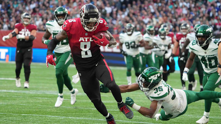 Oct 10, 2021; London, England, United Kingdom; Atlanta Falcons tight end Kyle Pitts (8) is defended by New York Jets defensive back Sharrod Neasman (35) in the second half during an NFL International Series aame at Tottenham Hotspur Stadium. The Falcons defeated the Jets 27-20. Mandatory Credit: Kirby Lee-Imagn Images