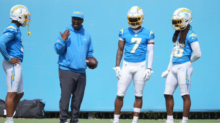 Jun 13, 2024; Costa Mesa, CA, USA; Los Angeles Chargers linebackers coach Navorro Bowman (second from left) talks with safety Derwin James Jr. (3), cornerback Kristian Fulton (7) and cornerback Ja'Sir Taylor (36) during minicamp at the Hoag Performance Center. Mandatory Credit: Kirby Lee-USA TODAY Sports