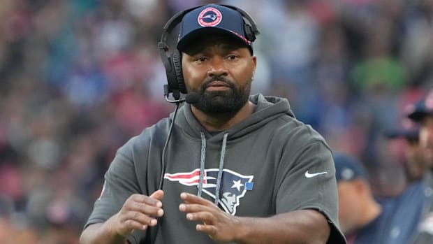 jerod-mayo-patriots-sideline-hat-headset