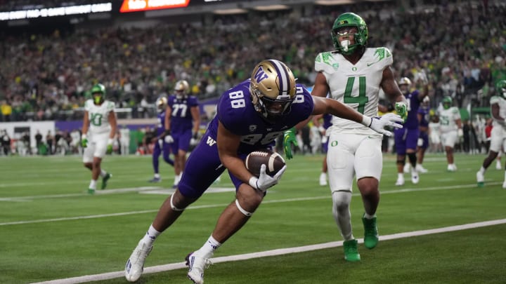 Dec 1, 2023; Las Vegas, NV, USA; Washington Huskies tight end Quentin Moore (88) scores on a 2-yard touchdown reception against Oregon Ducks linebacker Jestin Jacobs (4) in the second half of the Pac-12 Championship game at Allegiant Stadium. Mandatory Credit: Kirby Lee-USA TODAY Sports