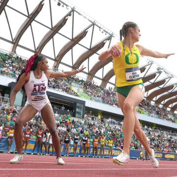 Jun 8, 2024; Eugene, OR, USA; Ella Clayton takes the handoff from Shana Grebo on the second leg of the Oregon Ducks women's 4 x 400m relay during the NCAA Track and Field Championships at Hayward Field. Mandatory Credit: Kirby Lee-USA TODAY Sports