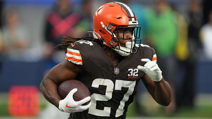 Former Cleveland Browns running back Kareem Hunt carries the ball during a game.