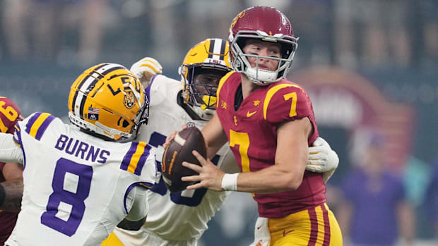 Southern California Trojans quarterback Miller Moss (7) is pressured by LSU Tigers